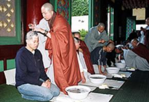 월정사 단기출가학교 삭발식 장면