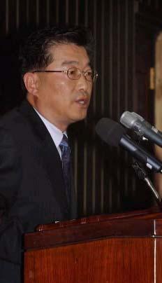 열린우리당 안영근 의원이 7일 의원총회에서…