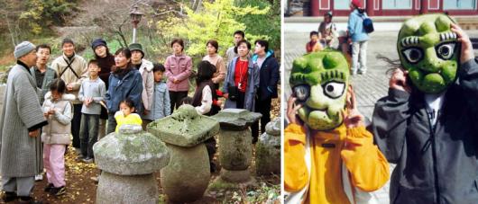 산사에서 가족 방문객들이 스님의 설명을 듣…