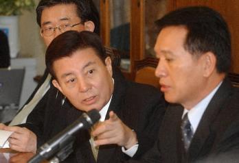 한나라당 김덕룡 원내대표가 10일 주요당직…