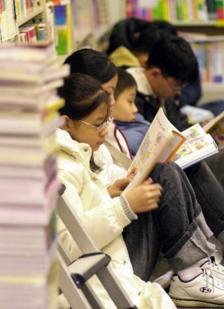 서울시내 한 대형서점에 나온 학생들이 서점…