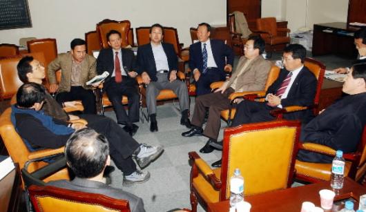 12일 한나라당의원들이 법사위에서 자리를 …