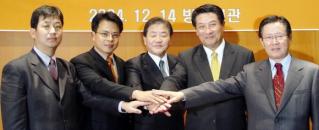 위성방송 스카이라이프 황규환(가운데) 사장…