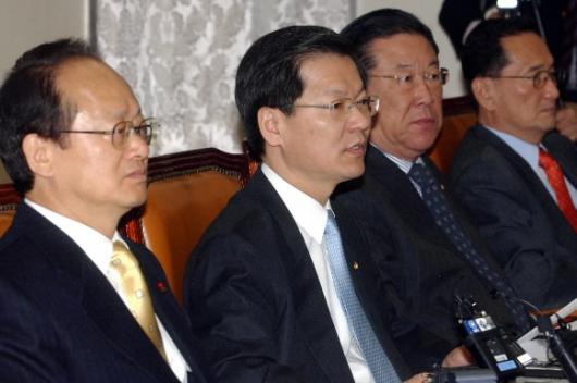 열린우리당 이부영 의장이 15일 국회에서 열…