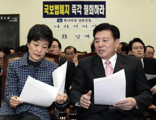 한나라당 박근혜(왼쪽) 대표와 김덕룡 원내…