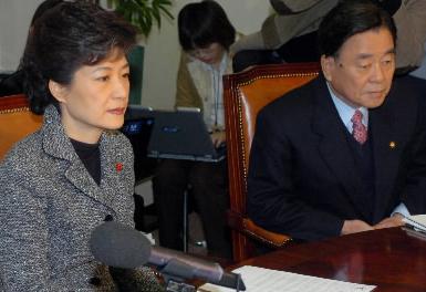 한나라당 박근혜(왼쪽) 대표와 이강두 최고…