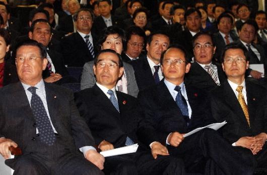 열린우리당 의원들이 16일 국회에서 열린 정…