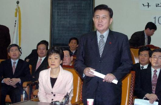 17일 한나라당 의원들이 점거 농성중인 국회…