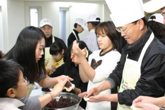 지난 18일 복지시설을 찾은 정만원 SK네트웍…