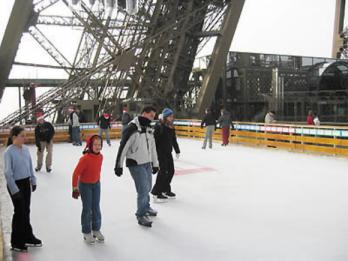 올해 처음 문을 연 파리의 명물 에펠탑 중간…