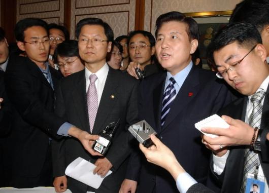 21일 열린우리당 천정배(왼쪽)·한나라당 김…