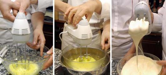 계란 풀고-설탕 넣고-거품 내고(왼쪽부터)