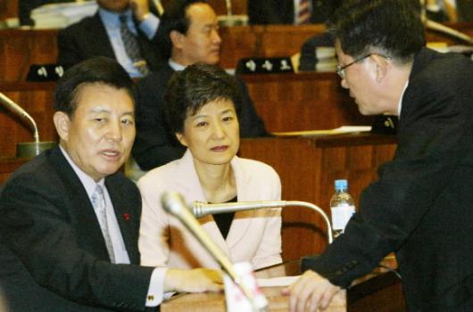 한나라당 박근혜(가운데) 대표가 22일 국회…