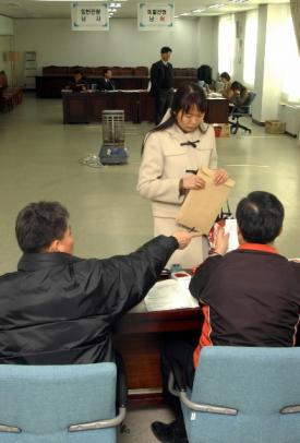 각 대학이 2005학년도 정시모집 원서접수를…