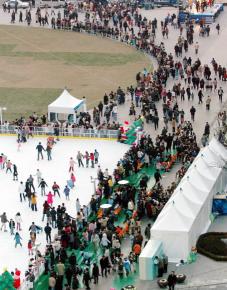 서울시청 앞 서울광장 스케이트장 개장 첫날…