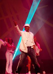 가수 어셔의 공연 모습