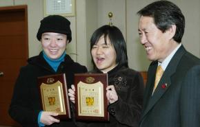 감사패 받은 황진아(사진 왼쪽)·김찬연양.