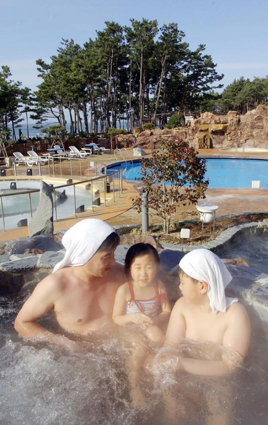 푸른하늘과 파란 바다가 보이는 안면도 오션…