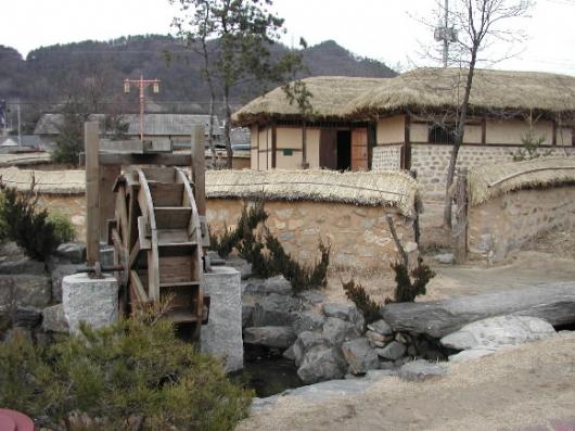 옥천군 옥천읍 하계리 정지용 시인 생가 터에 큰아들의 고증으로 새로 지은 생가.앞에는 ‘향수’의 시구처럼 실개천이 흐른다.