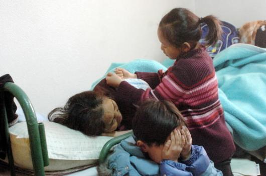 서울 용산구 용산5가동 재개발지역 쪽방이 철거되는 바람에 갈 곳을 잃은 혜선(오른쪽)이와 세호 남매가 30일 병원에 몸져누운 할머니 김옥순씨를 돌보고 있다. 김명국기자 daunso@seoul.co.kr