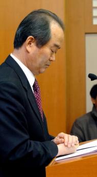 허상만 농림부장관이 30일 정부과천청사 기자회견장에서 쌀 관세화 유예기간을 10년 추가 연장하는 내용의 쌀협상 최종 결과를 발표하고 있다. 강성남기자 snk@seoul.co.kr