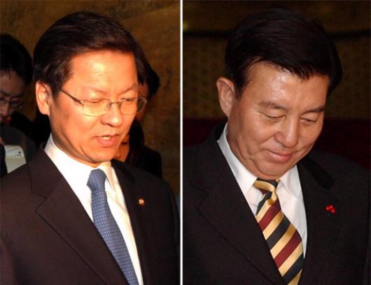 열린우리당 천정배(왼쪽),한나라당 김덕룡 원내대표가 30일 여야 원내대표회담을 마친 뒤 굳은 표정으로 국회의장실을 나오고 있다.  오정식기자 oosing@seoul.co.kr