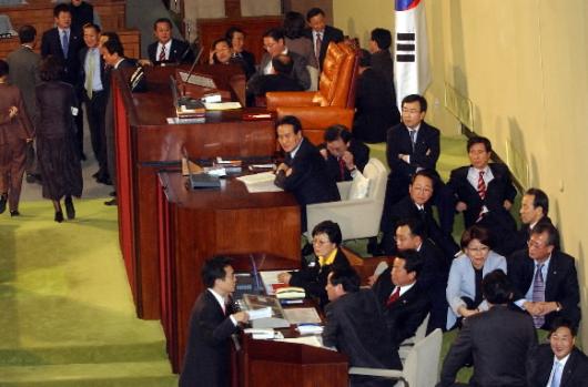 한나라당 의원들이 31일 새벽 쟁점 법안의 …