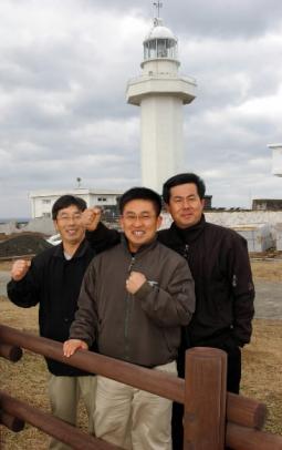 마라도 등대를 지키는 김석천(오른쪽) 소장…