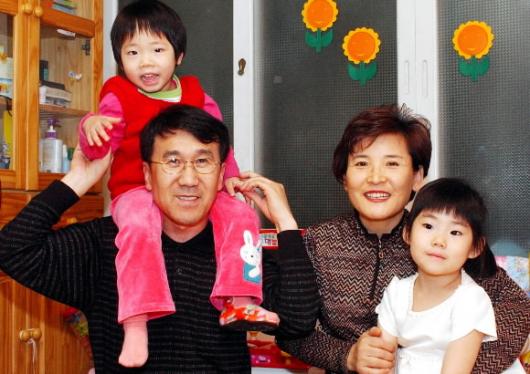 김산석(왼쪽)·이준희씨 부부가 재롱이 한창…