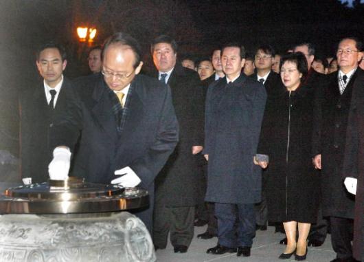 열린우리당 이부영 의장을 비롯한 주요 당직자들이 1일 국립현충원에서 분향하고 있다. 국회사진기자단