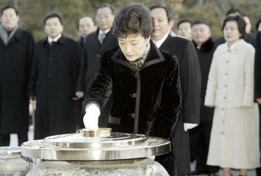 한나라당 박근혜 대표를 비롯한 당직자들이 1일 서울 동작동 국립현충원에서 분향하고 있다. 국회사진기자단