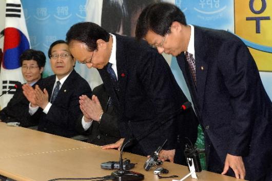 열린우리당 이부영(오른쪽 두 번째) 의장이…