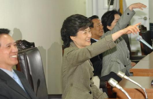 한나라당 박근혜(왼쪽) 대표가 3일 오전 서…