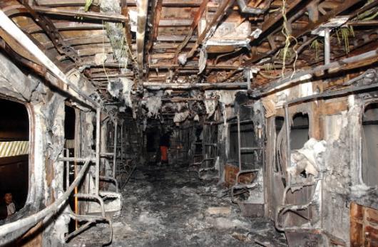 3일 오전 방화로 추정되는 불이난 서울지하철 7호선 7017호 전동차가 온수역 회차용 터널에서 앙상한 뼈대를 드러내고 있다. 도준석기자 pado@seoul.co.kr