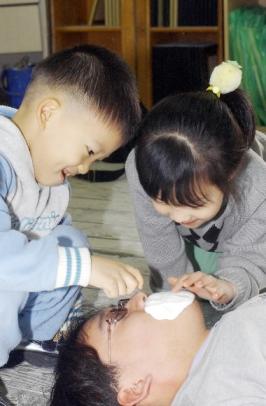 장난꾸러기 정민·혜지 (왼쪽부터) 남매가 …