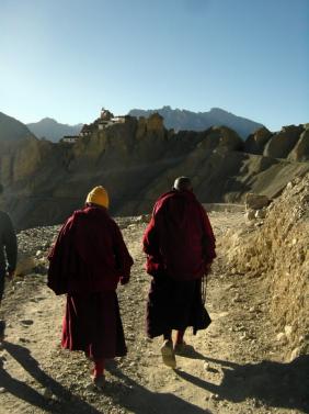 티베트 노승의 뒷모습. 저자는 “그들은 상…