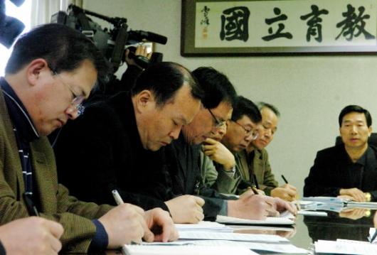 김영식(가운데) 교육인적자원부 차관이 9일…