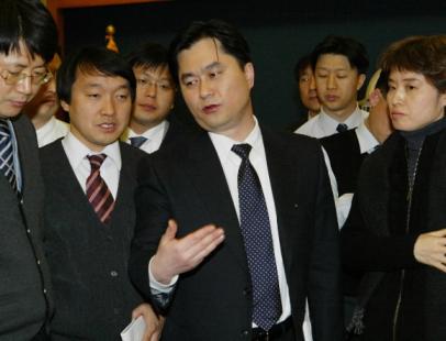 김종민(가운데) 청와대 대변인이 10일 청와…