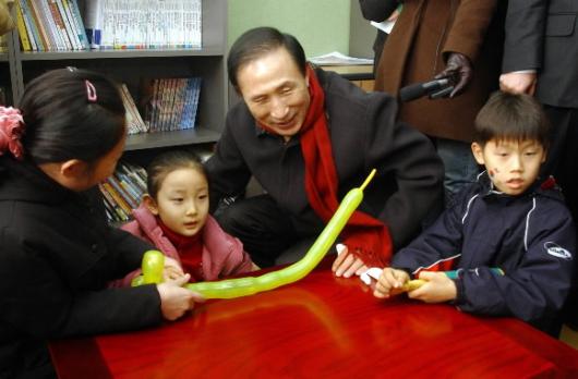 이명박 시장이 11일 관악구 봉천본동 열린공부방 개원식에서 어린이들과 즐거운 시간을 보내고 있다. 도준석기자 pado@seoul.co.kr