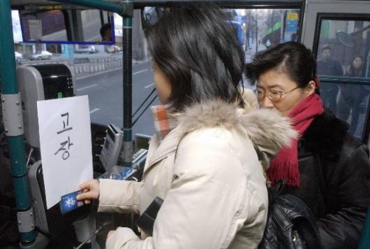 11일 서울시내 버스의 교통카드 시스템이 장…
