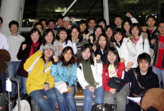 사랑의 집짓기 봉사단으로 선발돼 지난 12일…