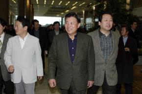 한나라당 김덕룡(왼쪽) 원내대표가 16일 아…