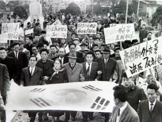 한일회담이 진행되던 1964년 당시 야당 정치…