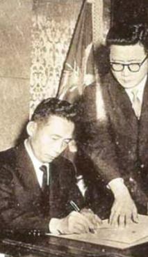 서명하는 박대통령