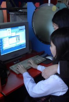 여고생들이 PC방에서 채팅을 즐기고 있다.