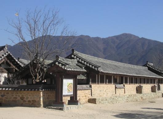 최 참판댁 앞쪽과 왼쪽에 있는 행랑채와 문간채.