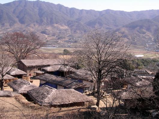 최 참판댁 인근에 조성돼 있는 초가장터.