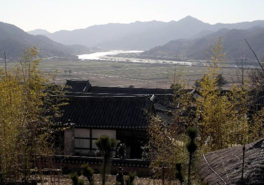 최 참판댁 앞으로 평사리 넓은 무딤이들과 섬진강이 보인다.