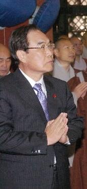 합장한 임의장  오는 4월 전당대회를 앞두고 비상과도체제의 열린우리당을 이끌고 있는 임채정 의장이 19일 서울 조계사에서 열린 신년 법회에 참석, 합장하고 있다. 국회사진기자단