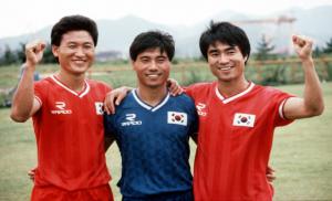 박경훈(가운데)16세 이하 청소년대표감독이 현역으로 뛸 당시 변병주(오른쪽) 청구고감독, 백종철 19세 이하 여자 청소년대표감독과 함께 포즈를 취하고 있다. 스포츠서울 포토라이브러리